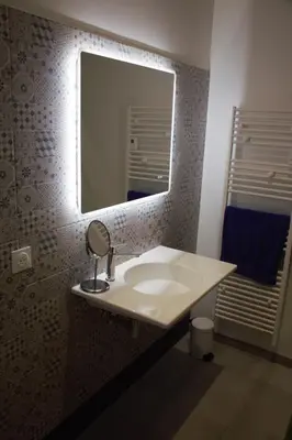 Salle de bains dans l'établissement Les Herbes Folles