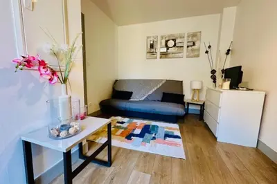 Coin salon dans l'établissement Beautiful studio near the city center