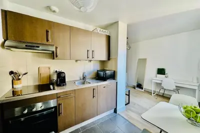 Cuisine ou kitchenette dans l'établissement Beautiful studio near the city center