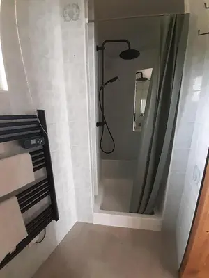 Salle de bains dans l'établissement Le Petit Gîte de la gare