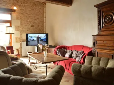Télévision ou salle de divertissement dans l'établissement Holiday Home in Thurageau with Private Pool
