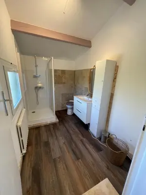 Salle de bains dans l'établissement Maison de caractère avec jardin