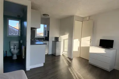 Cuisine ou kitchenette dans l'établissement Beautiful studio with balcony near the Old Port