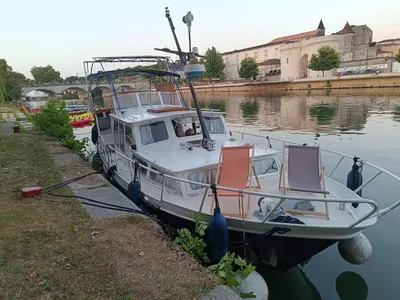 Vue sur la rivière ou le fleuve situé(e) à proximité de le bateau