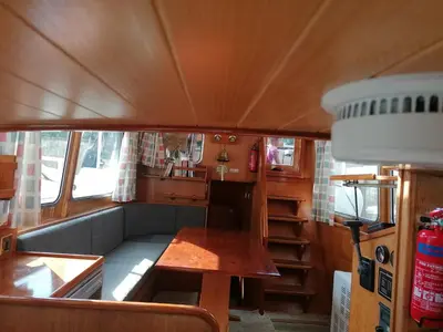 Coin salon dans l'établissement Logement insolite, Péniche Hollandaise