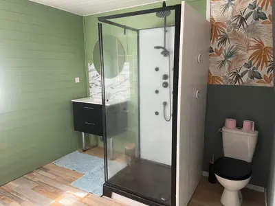 Salle de bains dans l'établissement La Cachette Futuroscope
