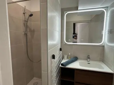 Salle de bains dans l'établissement Chez Camille & Emma - Hyper Centre Climatisé
