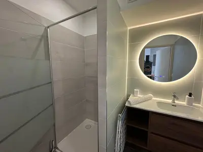 Salle de bains dans l'établissement Chez Camille & Emma - Hyper Centre Climatisé