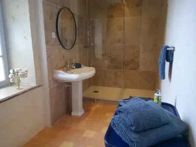 Salle de bains dans l'établissement Chateau De Champdolent
