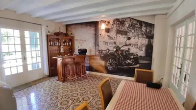 Coin salon dans l'établissement 4 Bed-Sleeps 8-Aircon-Garden-Pool-Parking