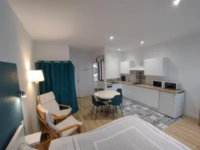 Cuisine ou kitchenette dans l'établissement Studio Proche Cure Rochefort