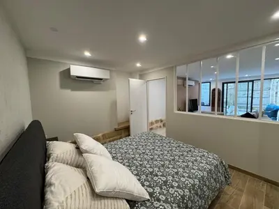 Un ou plusieurs lits dans un hébergement de l'établissement Loft avec Parking au centre historique de Saintes
