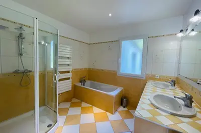 Salle de bains dans l'établissement Villa paisible avec piscine