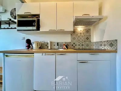 Cuisine ou kitchenette dans l'établissement Duplex confortable avec climatisation et cour - ménage et linge inclus