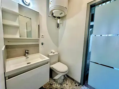 Salle de bains dans l'établissement Duplex confortable avec climatisation et cour - ménage et linge inclus