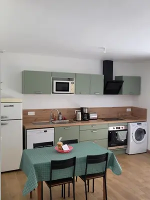 Cuisine ou kitchenette dans l'établissement Maison à la campagne proche de La Rochelle