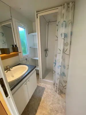 Salle de bains dans l'établissement Camping du Fouilloux