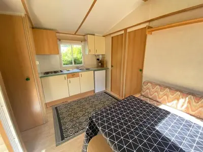 Cuisine ou kitchenette dans l'établissement Camping du Fouilloux