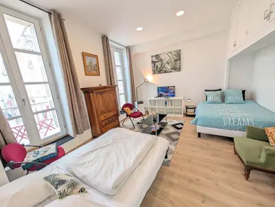 Un ou plusieurs lits dans un hébergement de l'établissement Le Castille d'Or Elégant, en face de l'Hôtel de Ville