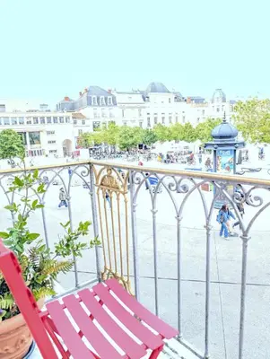 Balcon ou terrasse dans l'établissement Le Castille d'Or Elégant, en face de l'Hôtel de Ville