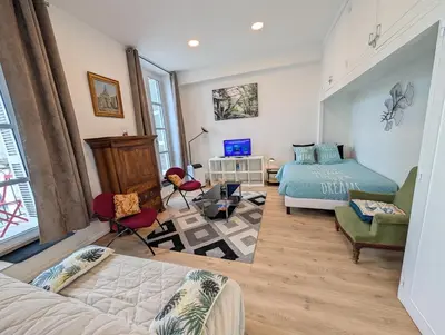 Un ou plusieurs lits dans un hébergement de l'établissement Le Castille d'Or Elégant, en face de l'Hôtel de Ville