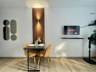 Télévision ou salle de divertissement dans l'établissement Art Deco Studio avec terrasse aux portes du parc