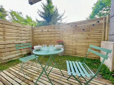 Jardin de l'établissement Art Deco Studio avec terrasse aux portes du parc