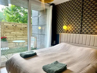 Un ou plusieurs lits dans un hébergement de l'établissement Art Deco Studio avec terrasse aux portes du parc
