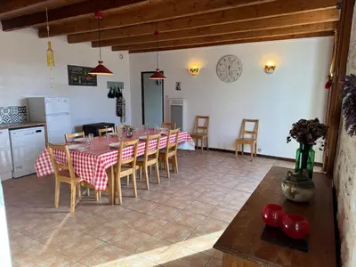 Cuisine ou kitchenette dans l'établissement Les Volets Bleus