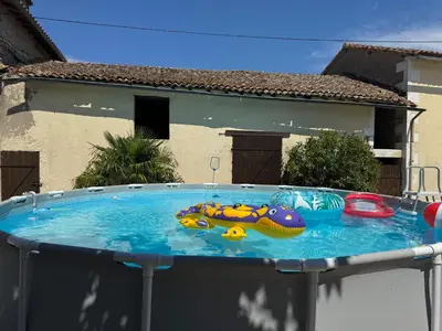 Piscine de l'établissement Les Volets Bleus ou située à proximité