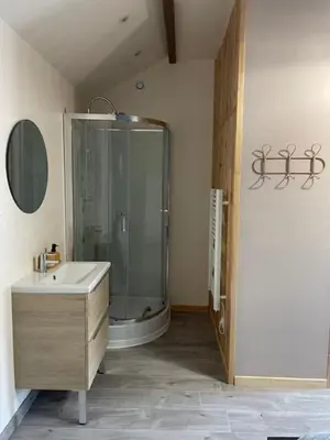 Salle de bains dans l'établissement Maison mitoyenne proche Cognac