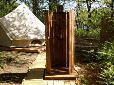 Jardin de l'établissement Tente familiale au bord de l'eau