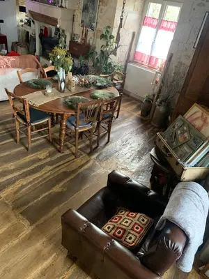 Coin salon dans l'établissement house with authentic charm