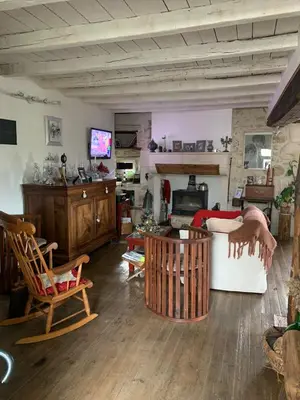 Télévision ou salle de divertissement dans l'établissement house with authentic charm