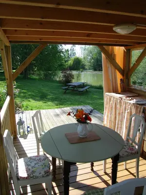 Jardin de l'établissement Peony Lodge - The Good Life in France