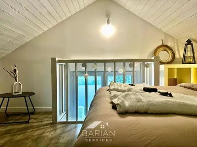 Un ou plusieurs lits dans un hébergement de l'établissement Maisonnette avec climatisation et cour - ménage et linge inclus