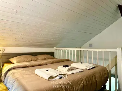 Un ou plusieurs lits dans un hébergement de l'établissement Maisonnette avec climatisation et cour - ménage et linge inclus