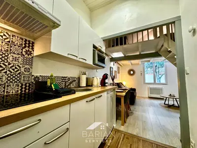 Cuisine ou kitchenette dans l'établissement Maisonnette avec climatisation et cour - ménage et linge inclus