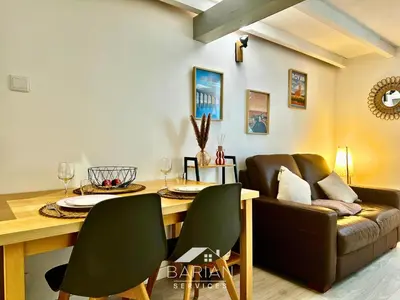 Coin salon dans l'établissement Maisonnette avec climatisation et cour - ménage et linge inclus