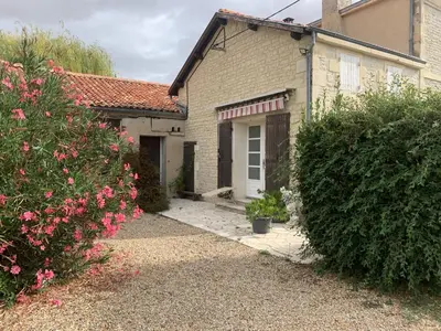 Jardin de l'établissement Gite VILLENEUVE LA COMTESSE