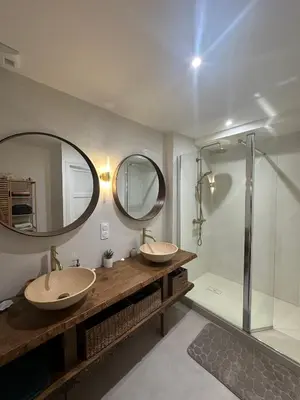 Salle de bains dans l'établissement Maison Cosy Niort parking privé 3 chambres