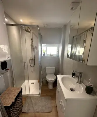 Salle de bains dans l'établissement Maison Cosy Niort parking privé 3 chambres