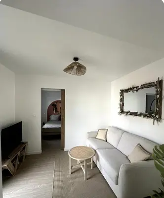 Télévision ou salle de divertissement dans l'établissement Maison Cosy Niort parking privé 3 chambres