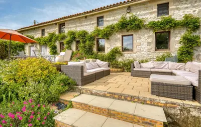 Jardin de l'établissement Charmante Maison Avec Piscine