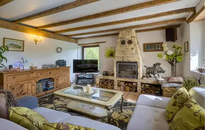 Télévision ou salle de divertissement dans l'établissement Charmante Maison Avec Piscine