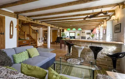 Coin salon dans l'établissement Charmante Maison Avec Piscine
