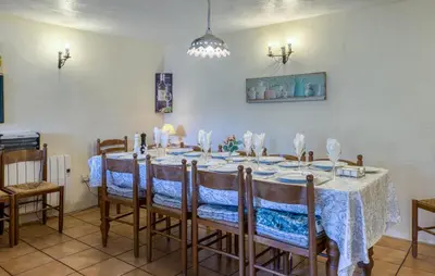 Restaurant ou autre lieu de restauration dans l'établissement Charmante Maison Avec Piscine