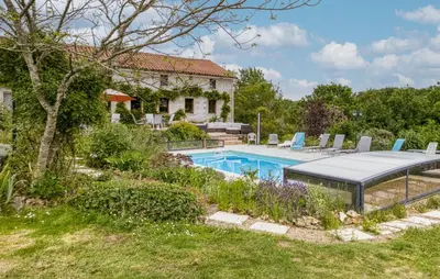 Piscine de l'établissement Charmante Maison Avec Piscine ou située à proximité