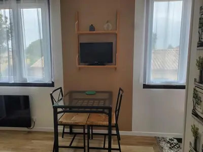 Télévision ou salle de divertissement dans l'établissement La Bastille 1