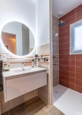 Salle de bains dans l'établissement La bourbonnaise